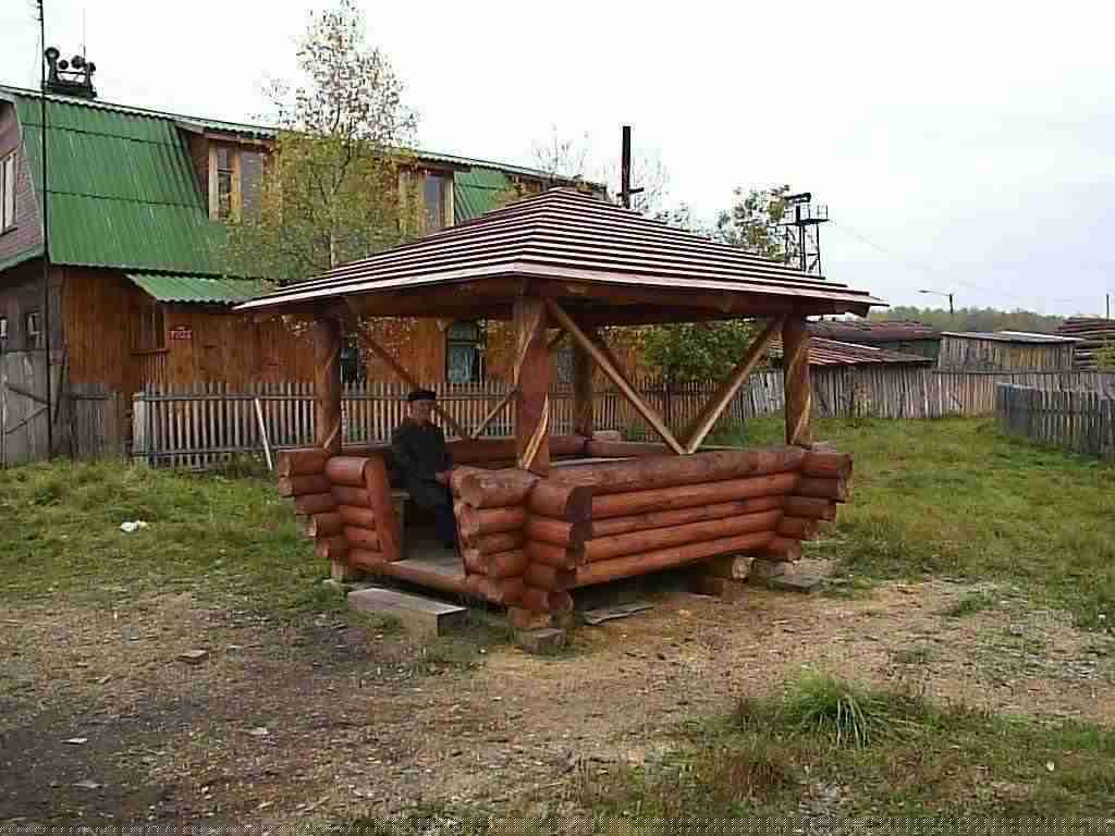 Простая беседка из бревна своими руками 22